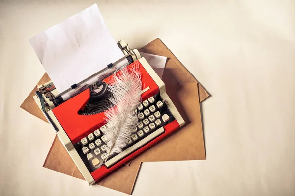 Máquina de escrever vintage vermelho com folha de papel em branco branco — Fotografia de Stock