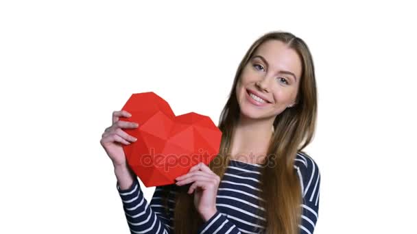 Femme souriante tenant en forme de coeur en papier polygonal rouge — Video