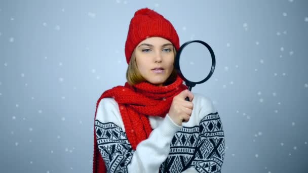 Hledání zimní žena. — Stock video