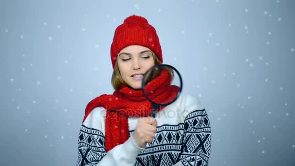 Forskande vintern kvinna. — Stockvideo