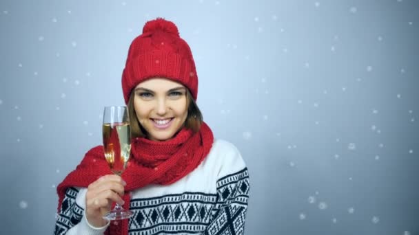 庆祝圣诞节或新年与玻璃的 champagn 的女人 — 图库视频影像