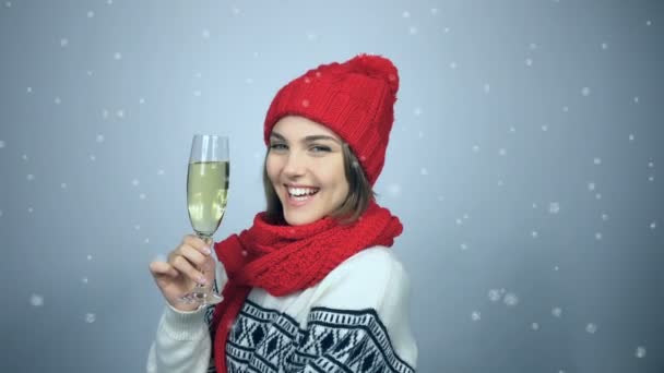 Noel ve yeni yıl şampanya kadeh ile kutlayan kadın — Stok video