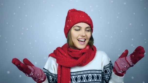 Mujer de invierno sosteniendo las manos palmas de las manos y la captura de espacio de copia — Vídeos de Stock