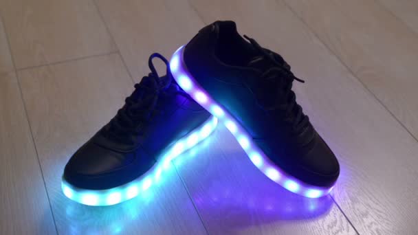 Zapatos de niño negros con suela led parpadeante — Vídeo de stock