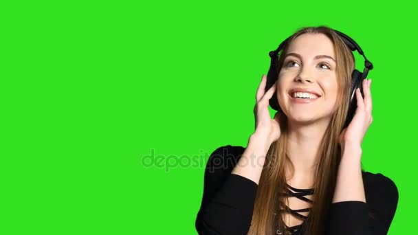 Mujer escuchando la música en los auriculares — Vídeo de stock