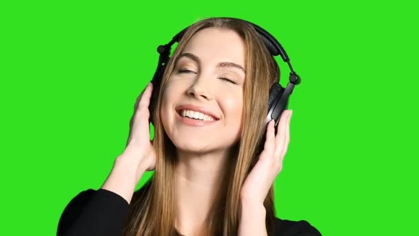 Vrouw die luistert naar de muziek in hoofdtelefoon — Stockvideo