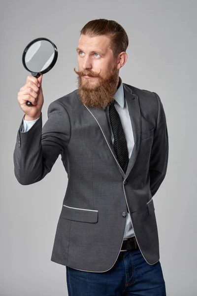 Ernstige hipster zakenman met Vergrootglas — Stockfoto