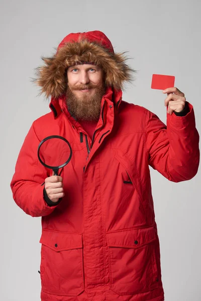 Hombre con chaqueta de invierno con lupa —  Fotos de Stock