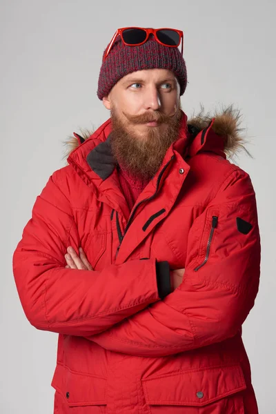 Adam giyen kırmızı kış ceket — Stok fotoğraf