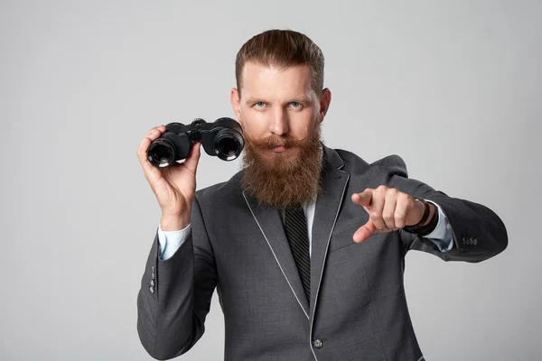 Homem de negócios com binóculos — Fotografia de Stock