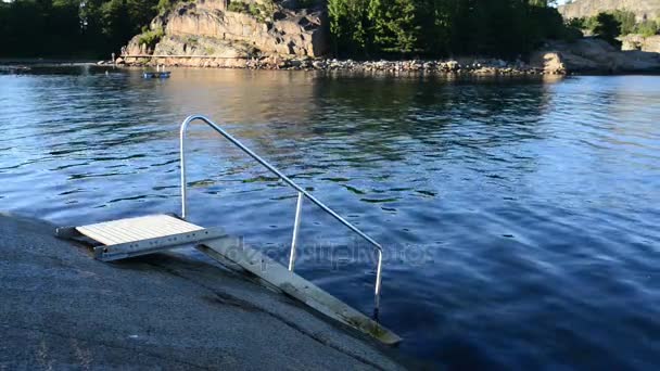 Metalltreppe zum Meer von einem großen Felsen — Stockvideo