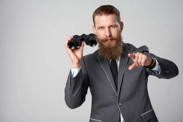 Obchodní muž s dalekohledem — Stock fotografie