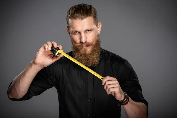 Hombre barbudo con cinta métrica — Foto de Stock