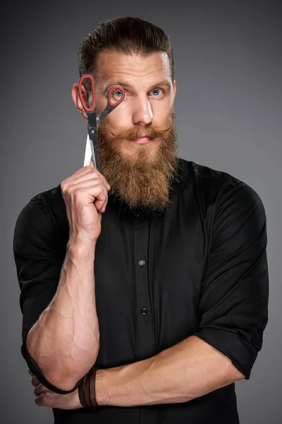 Hombre barbudo con cinta métrica —  Fotos de Stock