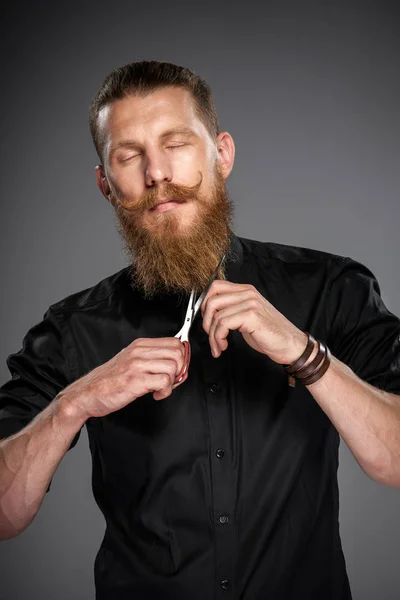 Hipster hombre cortando su barba — Foto de Stock