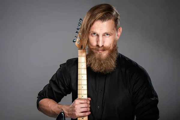 Retrato de primer plano del hombre hipster con guitarra — Foto de Stock