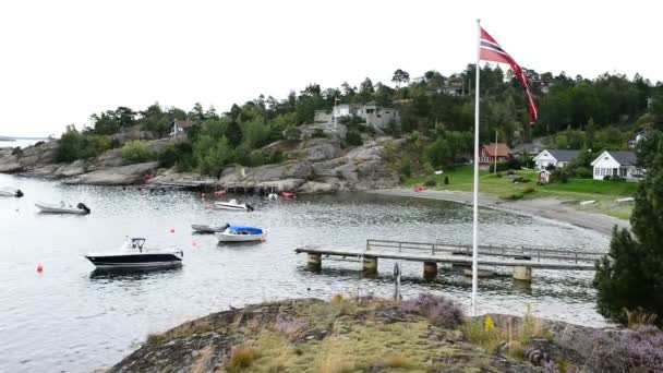 Pequeño puerto con lanchas rápidas privadas y bandera de Noruega — Vídeo de stock