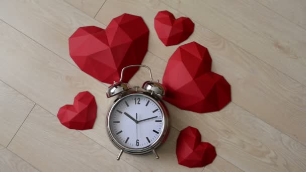 Μεγάλο ρολόι-ξυπνητήρι με κόκκινο χαρτί πολυγωνικά σχήματα καρδιών — Αρχείο Βίντεο