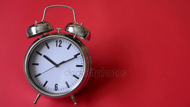 金属製のビンテージの目覚まし時計を数える — ストック動画