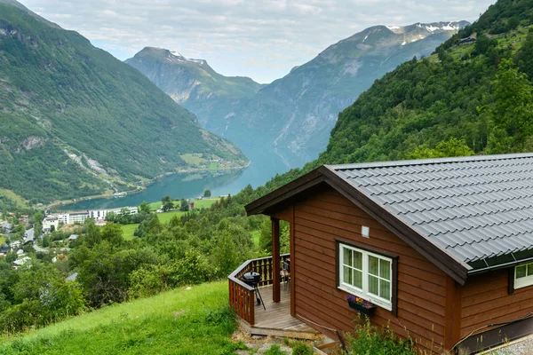 Gyönyörű kilátás a fjord a fa kabin előtérben — Stock Fotó