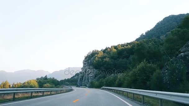 Řízení záběr na prázdné silnici v Norsku — Stock video