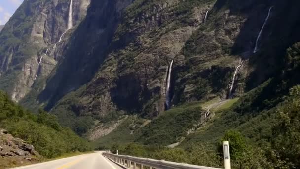 Dirigir tiro em uma estrada vazia na Noruega — Vídeo de Stock