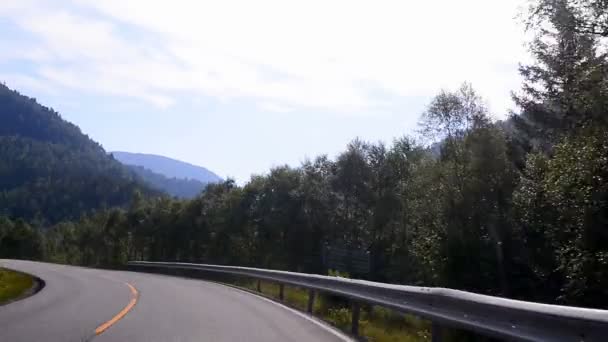 Fahrerflucht auf leerer Straße in Norwegen — Stockvideo