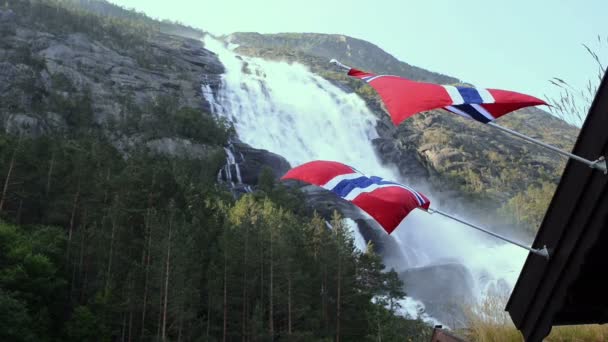 Malerischer Wasserfall langfoss in Norwegen — Stockvideo