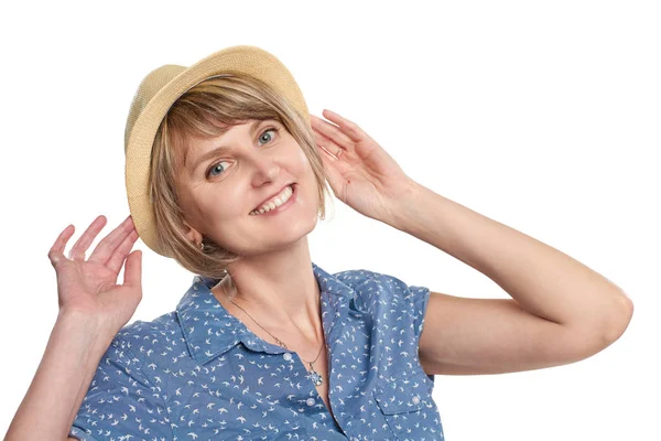 Улыбающаяся женщина в шляпе из соломы — стоковое фото