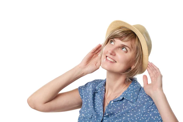 Sorrindo mulher usando chapéu fedora de palha de verão — Fotografia de Stock