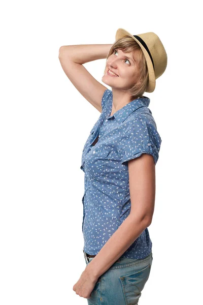Leende kvinna bär sommaren halm fedora hatt — Stockfoto