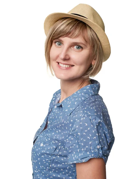 Sorrindo mulher usando chapéu fedora de palha de verão — Fotografia de Stock