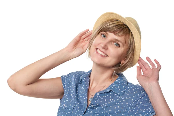 Mujer sonriente con sombrero de sombrero de sombrero de paja de verano — Foto de Stock