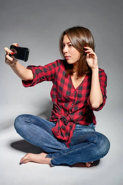 Sorrindo menina adolescente fazendo auto retrato em seu telefone inteligente — Fotografia de Stock