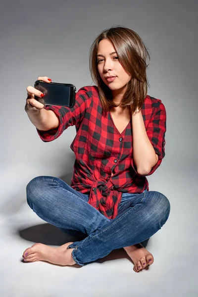 Smiling teen girl making self portrait on her smart phone — Stok Foto