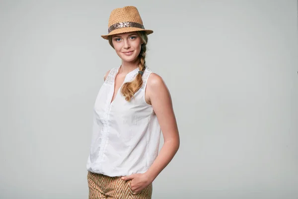 Smiling woman wearing summer straw fedora hat — Stock Photo, Image