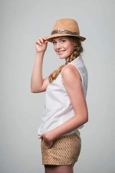 Mujer sonriente con sombrero de sombrero de sombrero de paja de verano — Foto de Stock