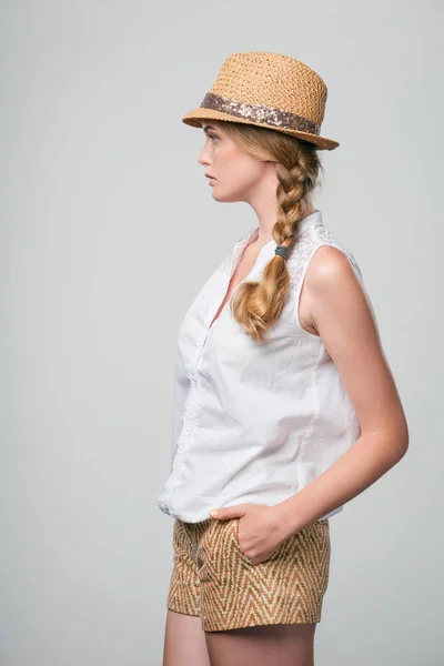 Femeia zâmbitoare purtând pălărie fedora paie de vară — Fotografie, imagine de stoc