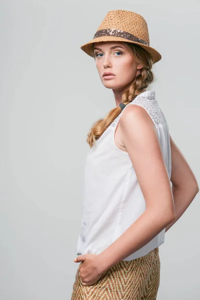 Mujer con sombrero de sombrero de sombrero de paja de verano —  Fotos de Stock