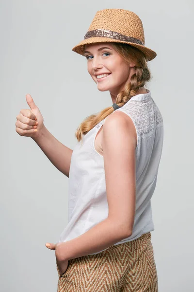 Sorrindo mulher gestando polegar para cima — Fotografia de Stock