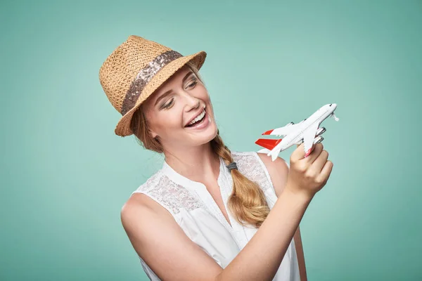 飛行機モデルを手で保持している麦わら帽子の女性 — ストック写真
