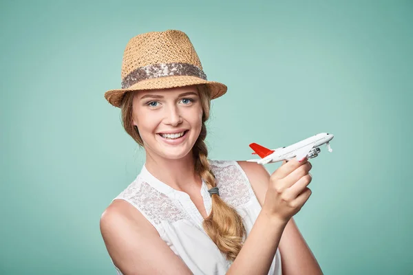 飛行機モデルを手で保持している麦わら帽子の女性 — ストック写真