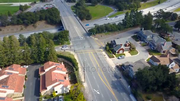 Widok z lotu ptaka domów mieszkalnych i road interchange — Wideo stockowe