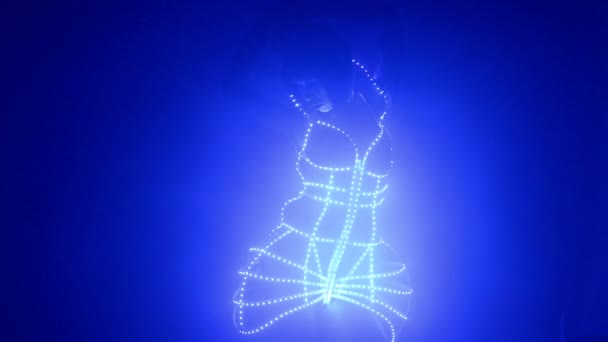 Dancer poses in led costume dress in smoke — Stock Video