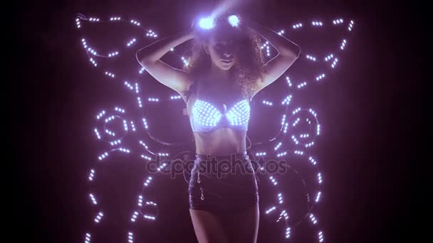 Танцовщица, выступающая в костюме бабочки с крыльями — стоковое видео