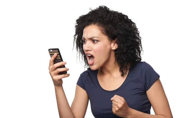 Злая женщина кричит в мобильный телефон — стоковое фото