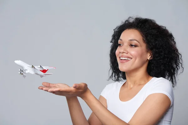 Mujer lanzando avión — Foto de Stock
