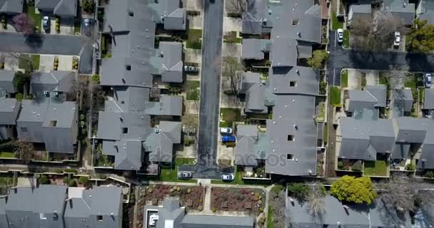 Vista vertical aérea de cima para baixo do bairro de casas residenciais — Vídeo de Stock