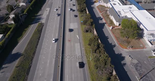 Widok z lotu ptaka ruchu na autostradzie — Wideo stockowe