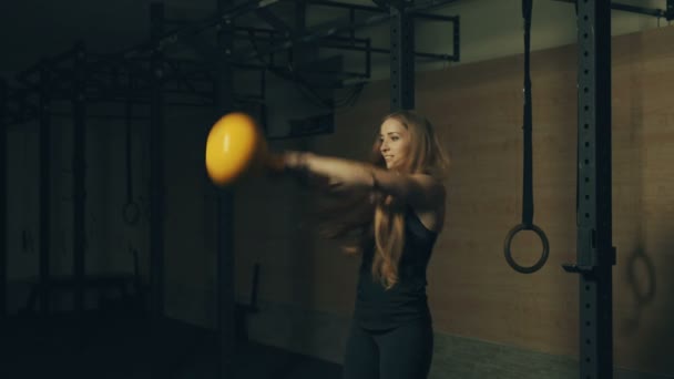 Schöne junge Frau beim Training mit Kurzhanteln im Fitnessstudio — Stockvideo